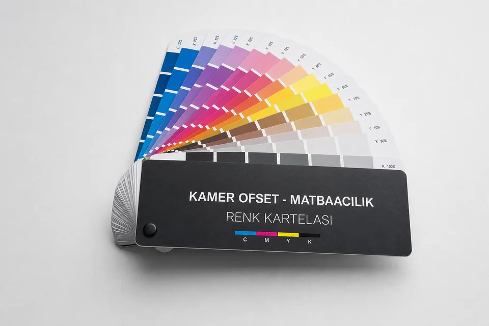 Yelpaze biçiminde açılmış renk numunesi kartelası